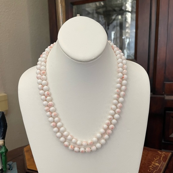 1950s two strand Japanese faux angel skin coral bead necklace - Picture 4 of 9